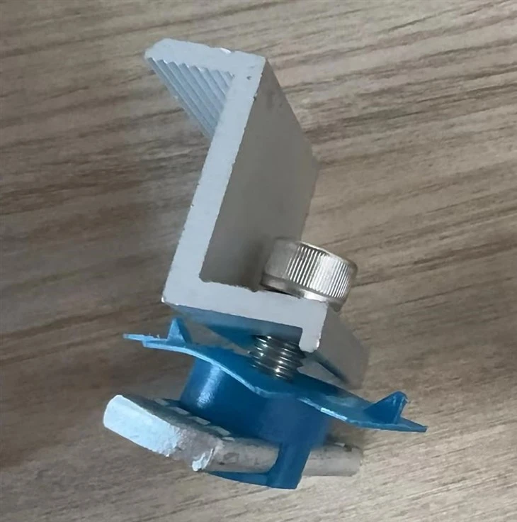 সোলার প্যানেল এন্ড ক্ল্যাম্প উইং